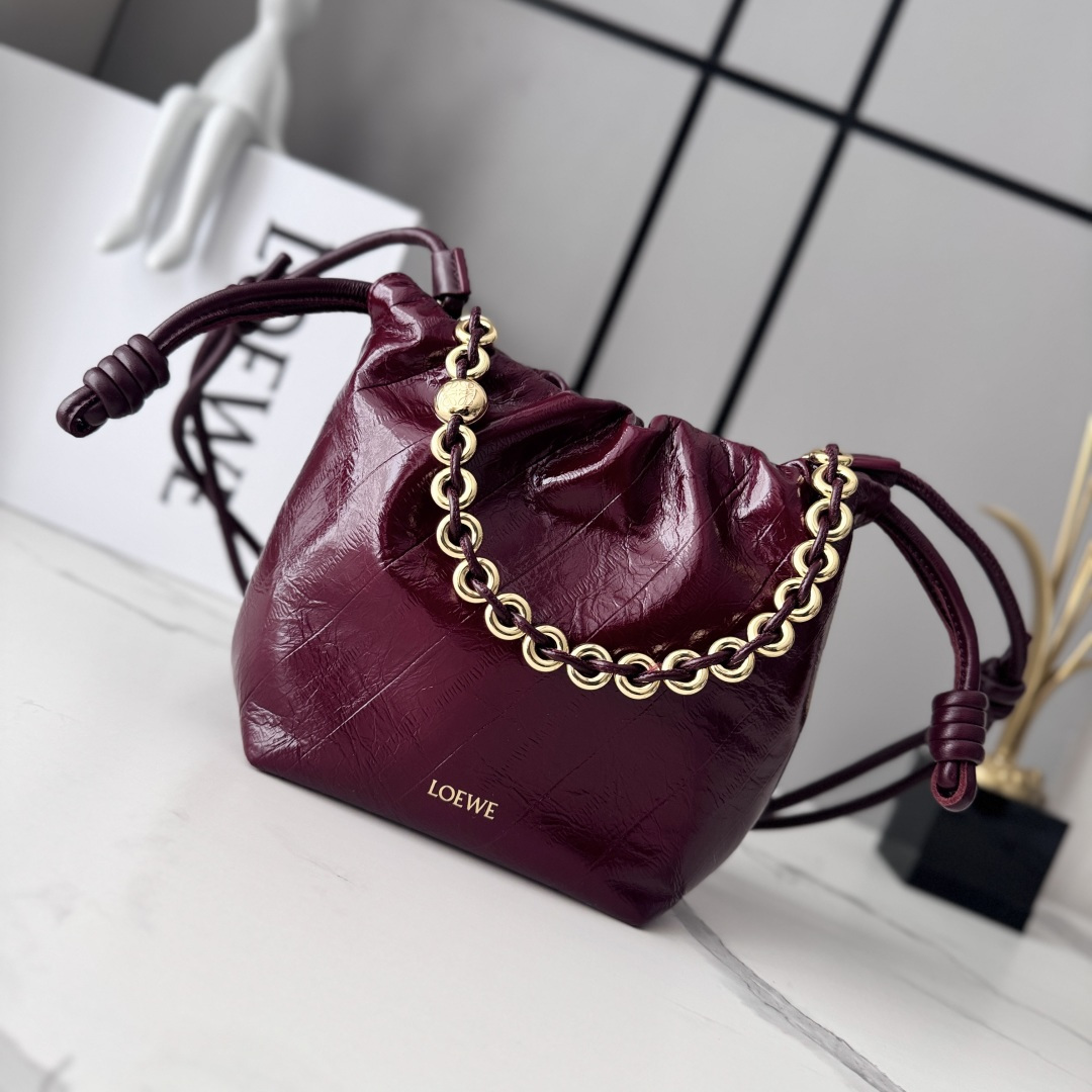 NO:718081,The LOw mini Flamenco Purse lucky bag features a pleated design and key details such as the signature knot on the side. The style is fashionable and versatile and can be carried as a clutch, worn on the shoulder with a donut chain, or worn cross-body with a leather shoulder strap. This version is made of soft crocodile-grained cowhide. Can be worn on the shoulder, cross-body or hand-held* Detachable and adjustable leather shoulder strap* Detachable donut chain charm*Anagram Engraved pebble pattern * Low-key magnetic buckle closure * Suede lining hot stamping or silver * (matching metal chain and extended leather shoulder strap) Model 412342 Size23*17*5.5CM (with full package), new style      Metal chain Sheepskin (snake skin) lucky bag, handbag, cowhide, sheepskin, snakeskin19860909LOw迷你Flamenco Purse 福袋 采用褶皱设计,侧面搭配标志性绳结等关键细节.款式时尚百搭,可作为手拿包携带,亦可搭配甜甜圈链条肩背,或搭配皮革肩带斜挎.此版本采用柔软鳄纹牛皮革制成.可肩背、斜挎或手提*可拆卸可调节皮革肩带*可拆卸甜甜圈链条饰*Anagram 镌刻卵石纹*低调的磁扣开合*绒面革衬里烫金或烫银*(配套金屬鏈條加长皮肩帶） 型号412342 Size23*17*5.5CM（配全套包装）,新款     金屬鏈條 羊皮（蛇皮）福袋,handbag,cowhide,sheepskin,sna,Bag