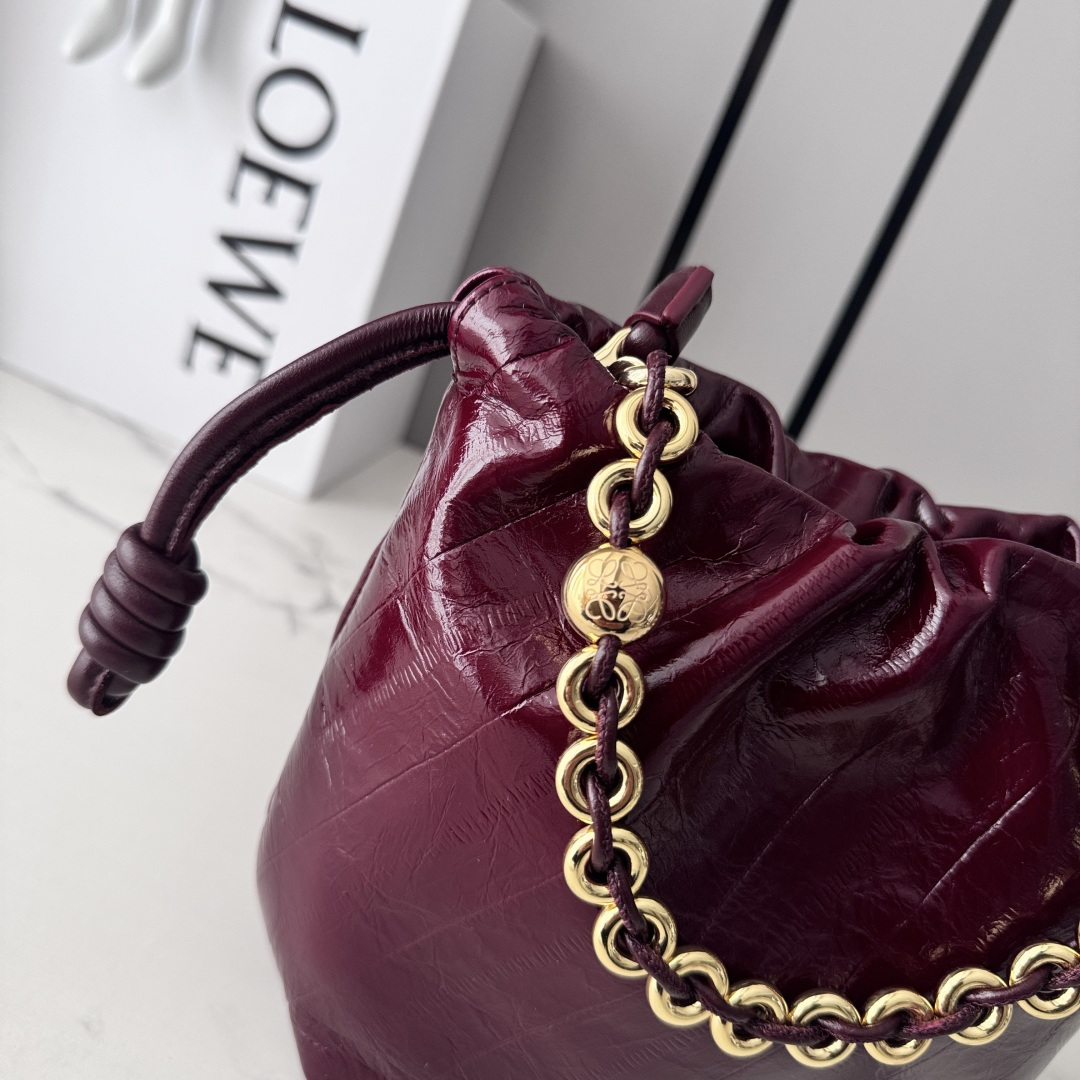 LO℮w℮🌟迷你Flamenco Purse 福袋 采用褶皱设计，侧面搭配标志性绳结等关键细节。款式时尚