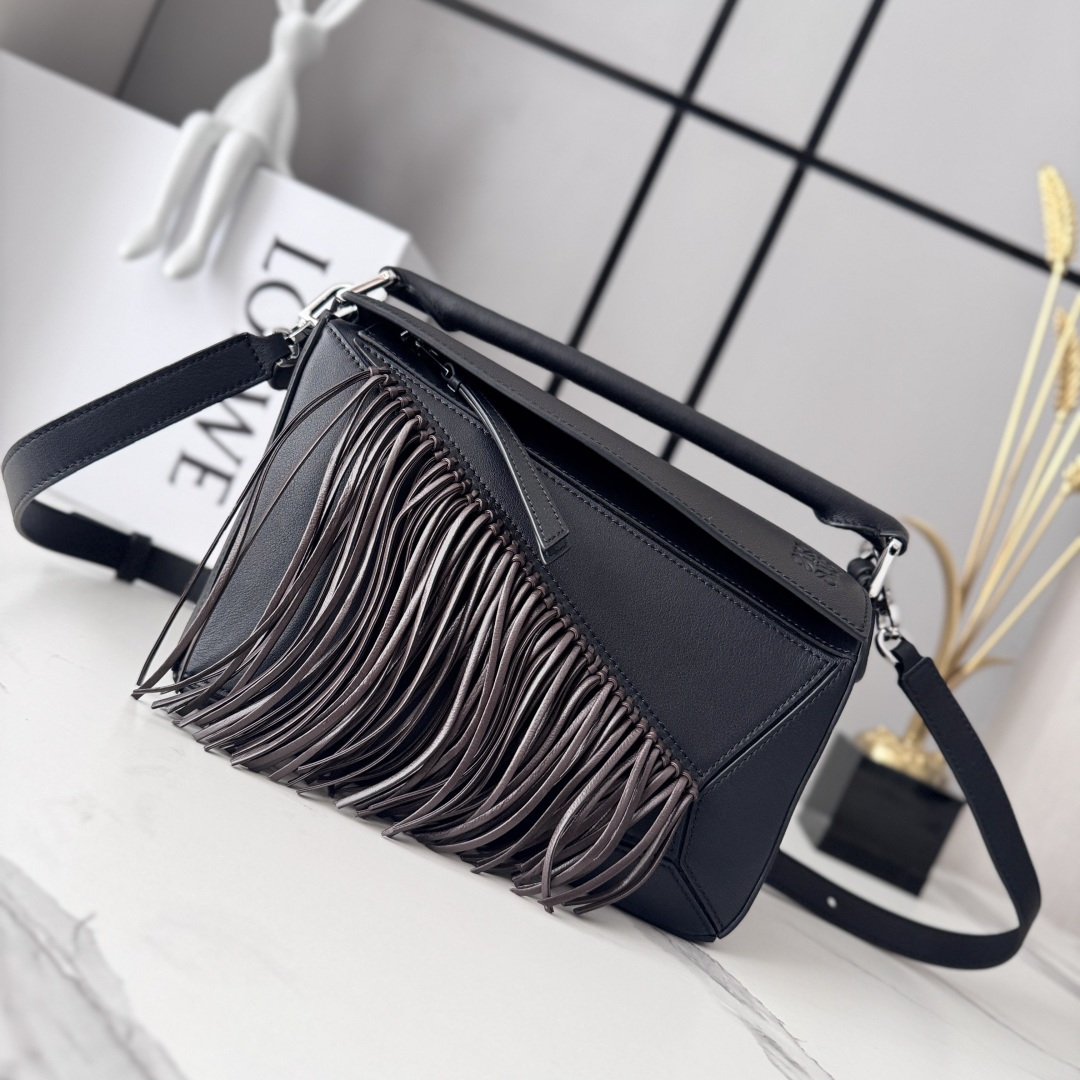 NO:718083,Lw new small classic cow leather Fringe Puzzle handbag Puzzle  Unique geometric lines outline a rectangular shape* This small version is made of classic cow leather and decorated with hand-knotted tassels. The handbag is from the New Year series. The small Puzzle can accommodate, for example, a large wallet, all sizes  Carry your phone and sunglasses over the shoulder or cross-body * Carry by hand or top handle * Adjustable, removable shoulder strap * One internal slip pocket and one external rear zip pocket * Zip closure with cowhide zip pull * Herringbone cotton canvas lining Anagram  Embossed size: 24*10.5*16CM model 062611 (with full set of packaging), puzzle plain small (small), wallets, cowhide19860909Lw新款小号经典牛皮革Fringe Puzzle手袋 Puzzle 以别具一格的几何线条勾勒长方体造型*此小号版本采用经典牛皮革制成,搭配手工打结流苏装饰.手袋为新春系列作品.小号Puzzle可以容纳例如一只大号钱包,所有尺寸的手机和太阳镜,肩背或斜挎*手拿或顶部提手携带*肩带可调节,可拆卸*一个内部插袋和一个外部后方拉链口袋*拉链开合带牛皮革拉链头*人字纹棉质帆布衬里Anagram 压纹 size:24*10.5*16CM 型号062611（配全套包装）,puzzle平纹small（小号）,wallets,cowhide,Bag