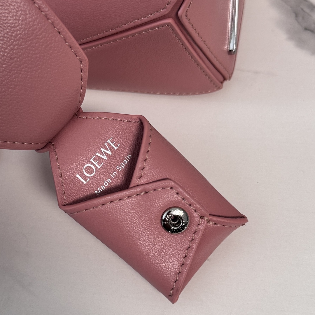 LO℮w℮🌟新款 迷你纳帕羊皮革 Featherlight Puzzle 手袋 以别具一格的几何线条勾勒