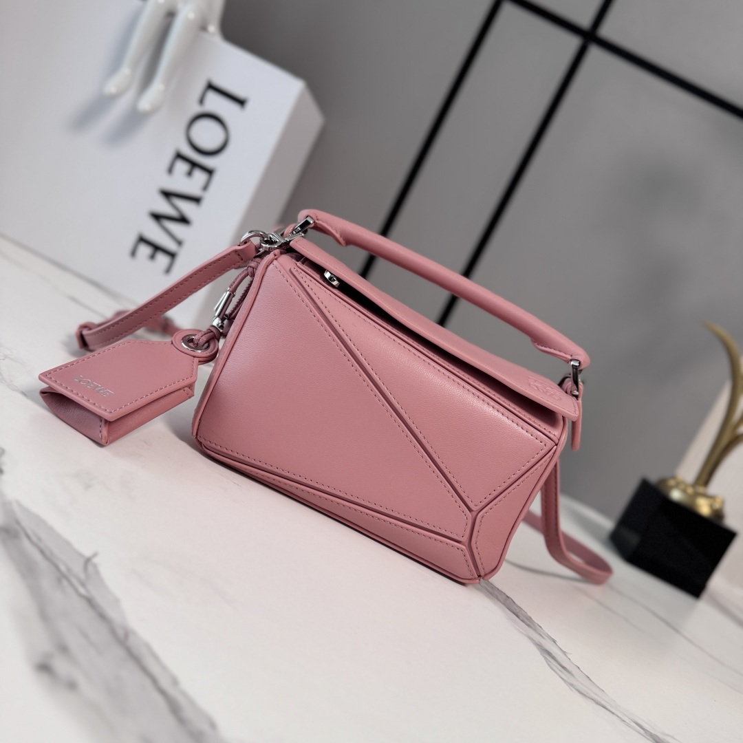 NO:718084,LOw's new mini Nappa sheep leather Featherlight Puzzle handbag outlines a rectangular shape with unique geometric lines. The soft and lightweight Nappa leather injects a casual and lazy style into the handbag. It can be carried on the shoulder, cross-body or handheld. Detachable and adjustable shoulder strap, decorated with rotating buckle*zipper closure, hinged zipper puller. One external zipper back pocket, one internal slip pocket*removable LOE**WE  Hot stamping or silvering label, decorated with secret pockets and balloon dice* Rectangular metal feet Nappa sheep leather lining Anagram embossing, plaque engraved inside LOE**WE. Model 062511 size: 17.5*7.5*12.5CM (with full package), sheepskin-nubuck leather New geometric bag, loewe, sheepskin19860909LOw新款 迷你纳帕羊皮革 Featherlight Puzzle 手袋 以别具一格的几何线条勾勒长方体造型.柔软轻盈的纳帕皮革为手袋注入随性慵懒的风格.可肩背、斜挎或手提 可拆卸可调节肩带,饰有旋转卡扣*拉链开合,铰接式拉链头 一个外部拉链后袋,一个内部插袋*可拆卸 LOE**WE 烫金或烫银标签,饰有隐秘口袋和气球骰子*长方形金属脚钉 纳帕羊皮革衬里 Anagram 压纹、饰牌内部镌刻 LOE**WE. 型号062511 size:17.5*7.5*12.5CM（配全套包装）,羊皮—牛巴革 新款几何包,loewe,sheepskin,Bag