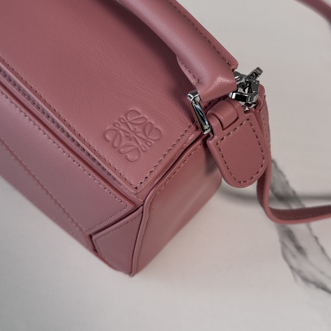 LO℮w℮🌟新款 迷你纳帕羊皮革 Featherlight Puzzle 手袋 以别具一格的几何线条勾勒