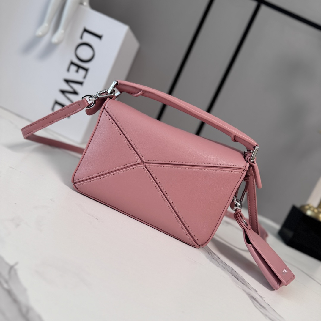 LO℮w℮🌟新款 迷你纳帕羊皮革 Featherlight Puzzle 手袋 以别具一格的几何线条勾勒