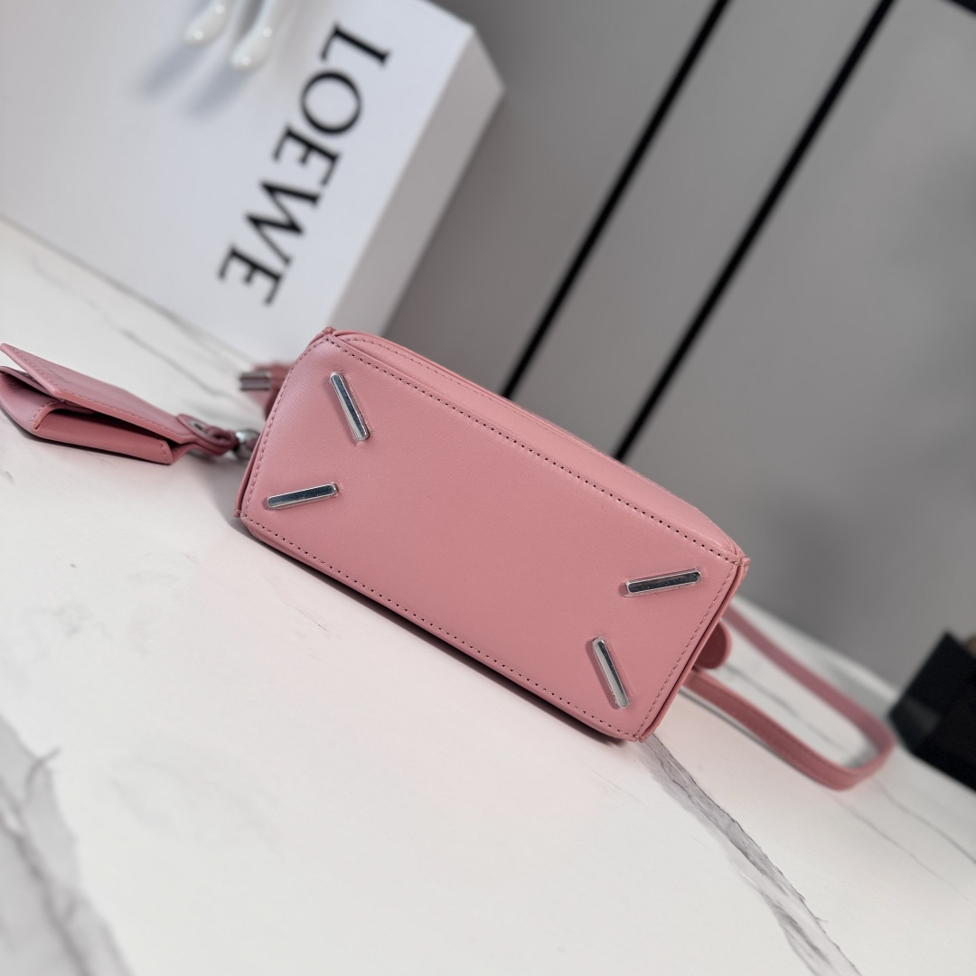 LO℮w℮🌟新款 迷你纳帕羊皮革 Featherlight Puzzle 手袋 以别具一格的几何线条勾勒