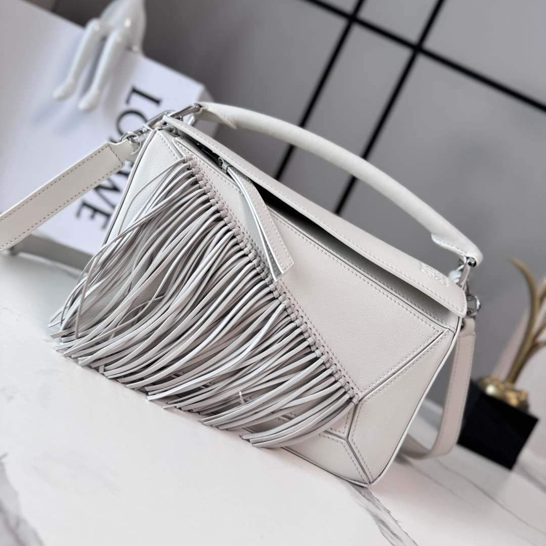 NO:718087,Lw new small classic cow leather Fringe Puzzle handbag Puzzle  Unique geometric lines outline a rectangular shape* This small version is made of classic cow leather and decorated with hand-knotted tassels. The handbag is from the New Year series. The small Puzzle can accommodate, for example, a large wallet, all sizes  Carry your phone and sunglasses over the shoulder or cross-body * Carry by hand or top handle * Adjustable, removable shoulder strap * One internal slip pocket and one external rear zip pocket * Zip closure with cowhide zip pull * Herringbone cotton canvas lining Anagram  Embossed size: 24*10.5*16CM model 062611 (with full set of packaging), puzzle plain small (small), wallets, cowhide19860909Lw新款小号经典牛皮革Fringe Puzzle手袋 Puzzle 以别具一格的几何线条勾勒长方体造型*此小号版本采用经典牛皮革制成,搭配手工打结流苏装饰.手袋为新春系列作品.小号Puzzle可以容纳例如一只大号钱包,所有尺寸的手机和太阳镜,肩背或斜挎*手拿或顶部提手携带*肩带可调节,可拆卸*一个内部插袋和一个外部后方拉链口袋*拉链开合带牛皮革拉链头*人字纹棉质帆布衬里Anagram 压纹 size:24*10.5*16CM 型号062611（配全套包装）,puzzle平纹small（小号）,wallets,cowhide,Bag