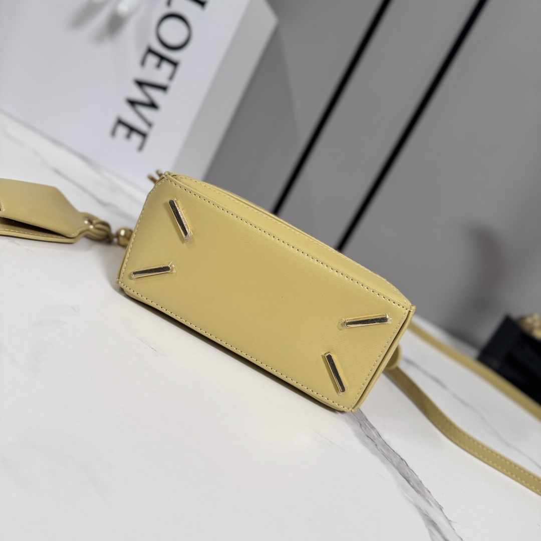 LO℮w℮🌟新款 迷你纳帕羊皮革 Featherlight Puzzle 手袋 以别具一格的几何线条勾勒