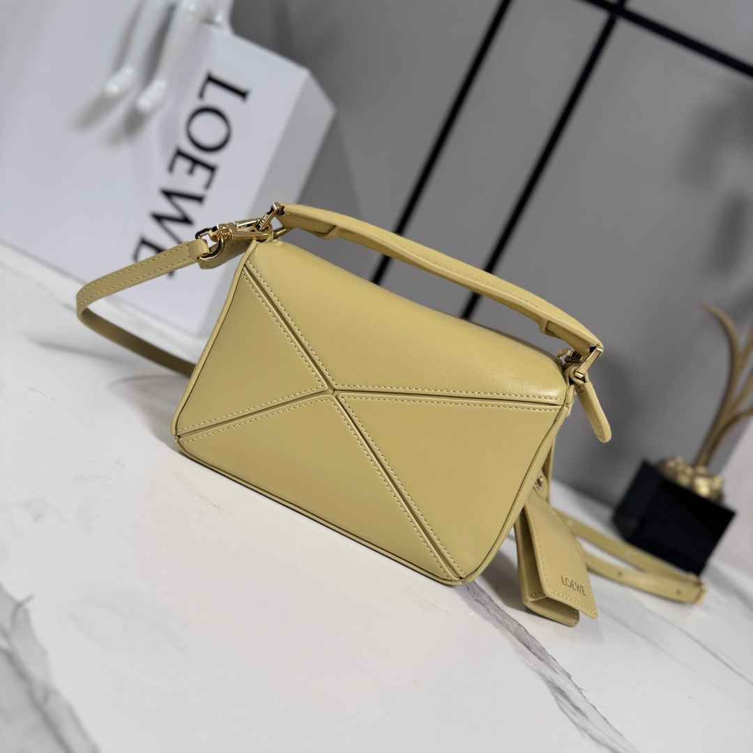 LO℮w℮🌟新款 迷你纳帕羊皮革 Featherlight Puzzle 手袋 以别具一格的几何线条勾勒