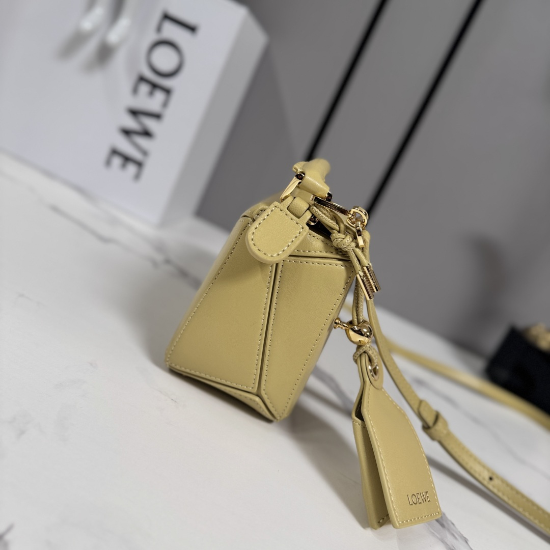 LO℮w℮🌟新款 迷你纳帕羊皮革 Featherlight Puzzle 手袋 以别具一格的几何线条勾勒