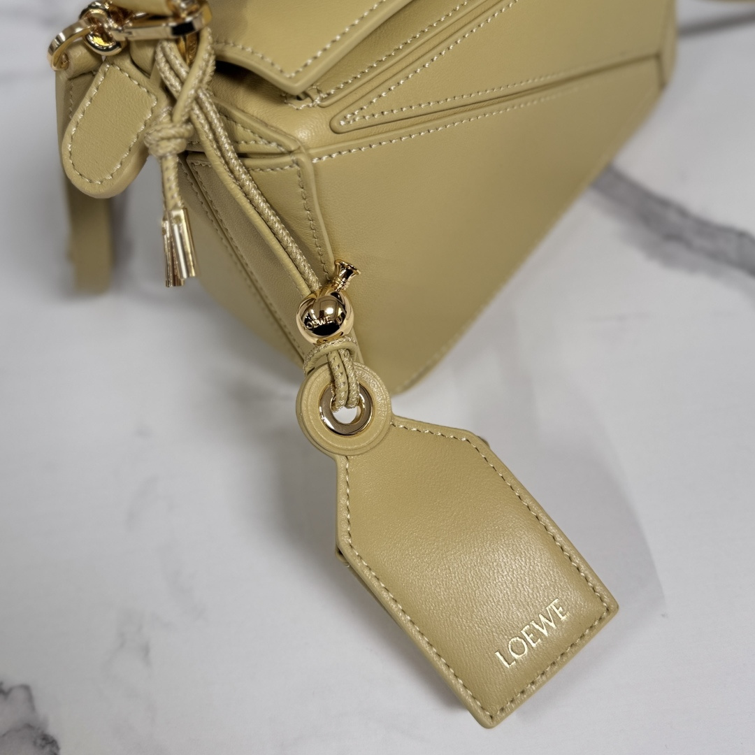 LO℮w℮🌟新款 迷你纳帕羊皮革 Featherlight Puzzle 手袋 以别具一格的几何线条勾勒