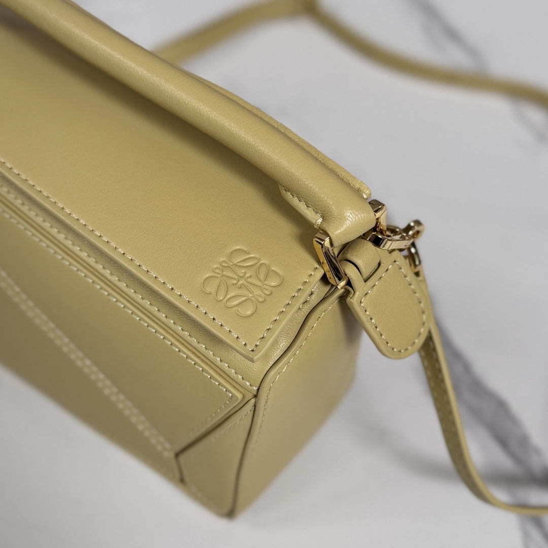 LO℮w℮🌟新款 迷你纳帕羊皮革 Featherlight Puzzle 手袋 以别具一格的几何线条勾勒