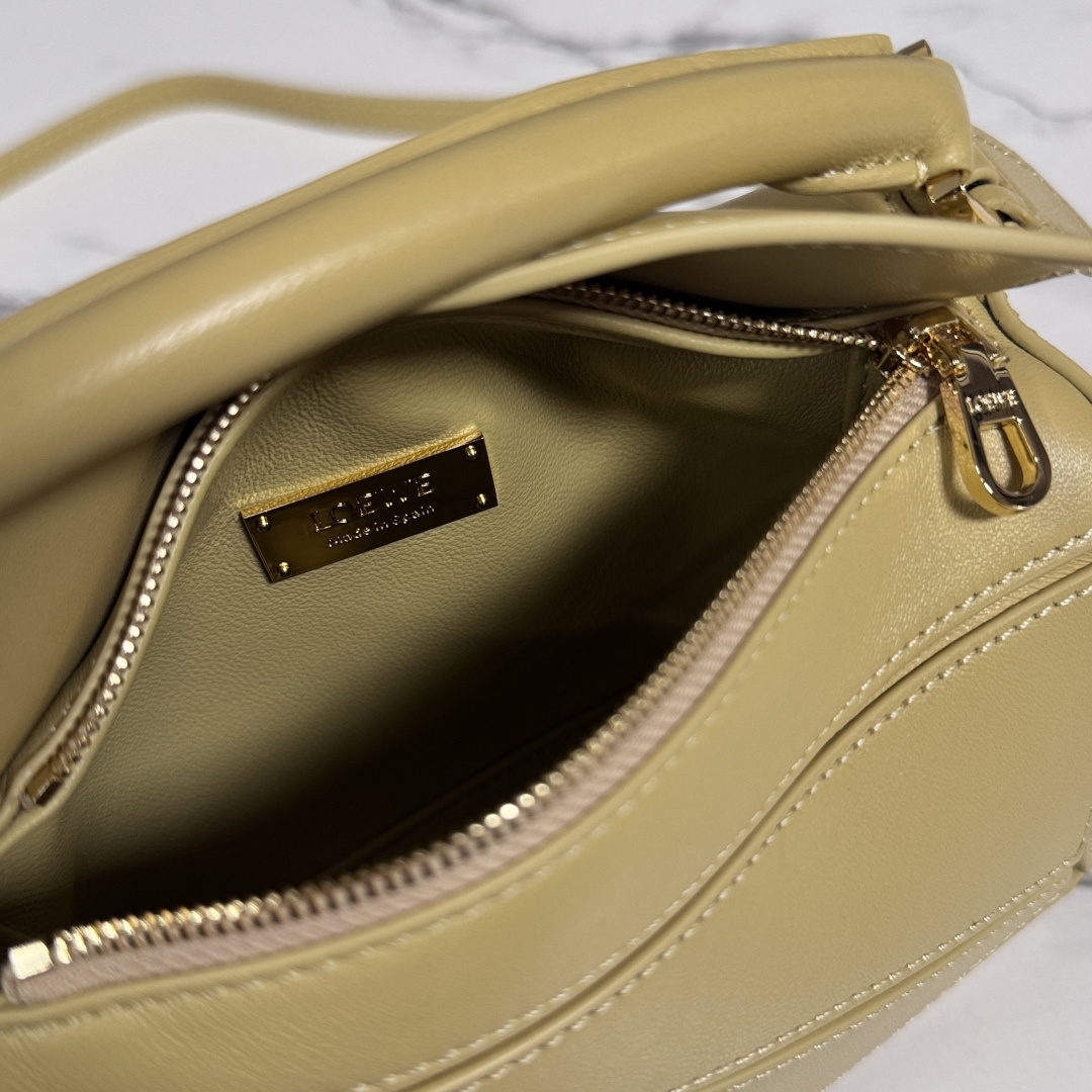 LO℮w℮🌟新款 迷你纳帕羊皮革 Featherlight Puzzle 手袋 以别具一格的几何线条勾勒