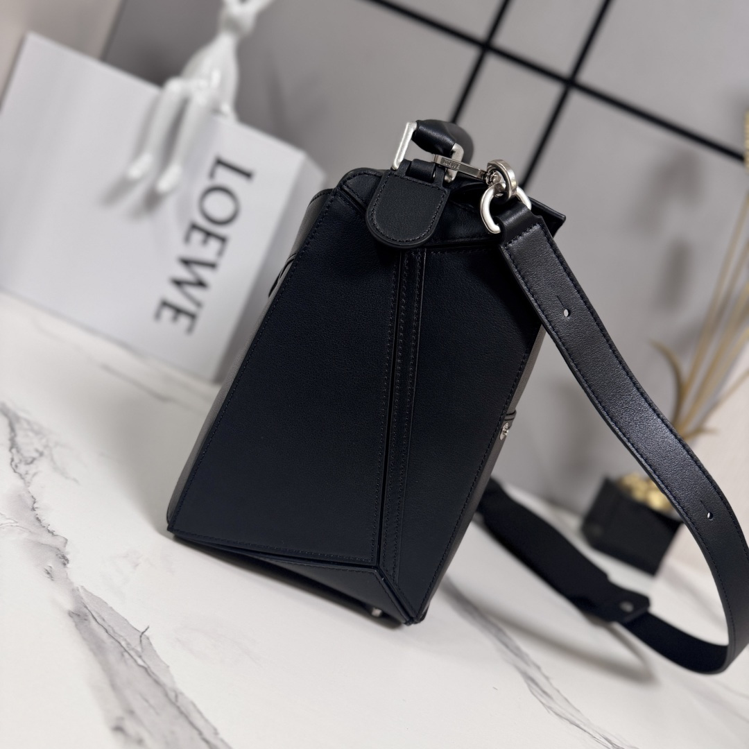 罗家🌟新款 🆕大号亮面牛皮革Panta Puzzle 手袋Puzzle 以别具一格的几何线条勾勒长方体造