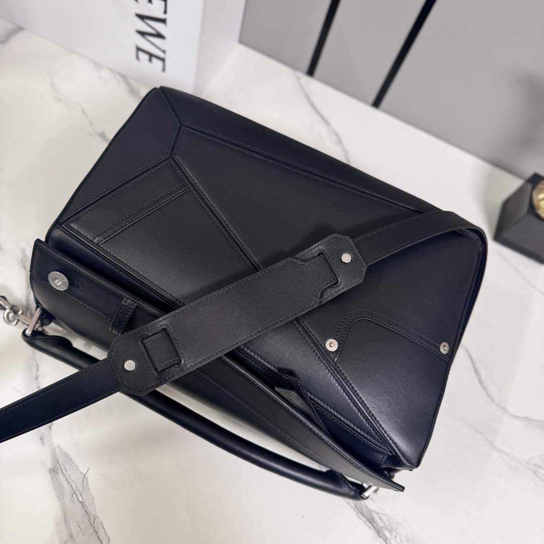 罗家🌟新款 🆕大号亮面牛皮革Panta Puzzle 手袋Puzzle 以别具一格的几何线条勾勒长方体造