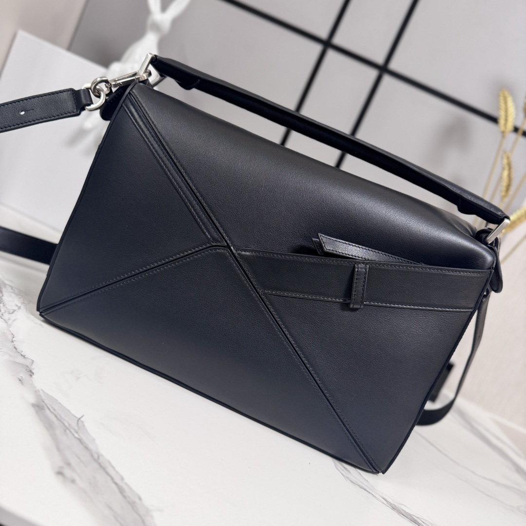 罗家🌟新款 🆕大号亮面牛皮革Panta Puzzle 手袋Puzzle 以别具一格的几何线条勾勒长方体造