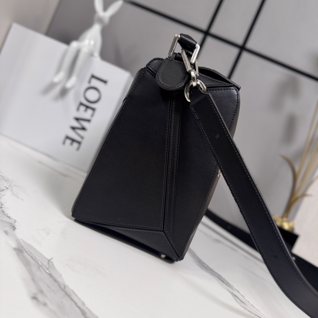 罗家🌟新款 🆕大号亮面牛皮革Panta Puzzle 手袋Puzzle 以别具一格的几何线条勾勒长方体造