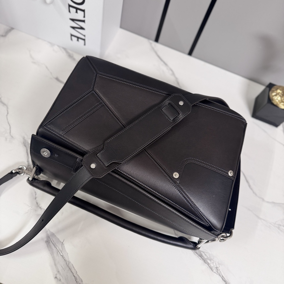 罗家🌟新款 🆕大号亮面牛皮革Panta Puzzle 手袋Puzzle 以别具一格的几何线条勾勒长方体造