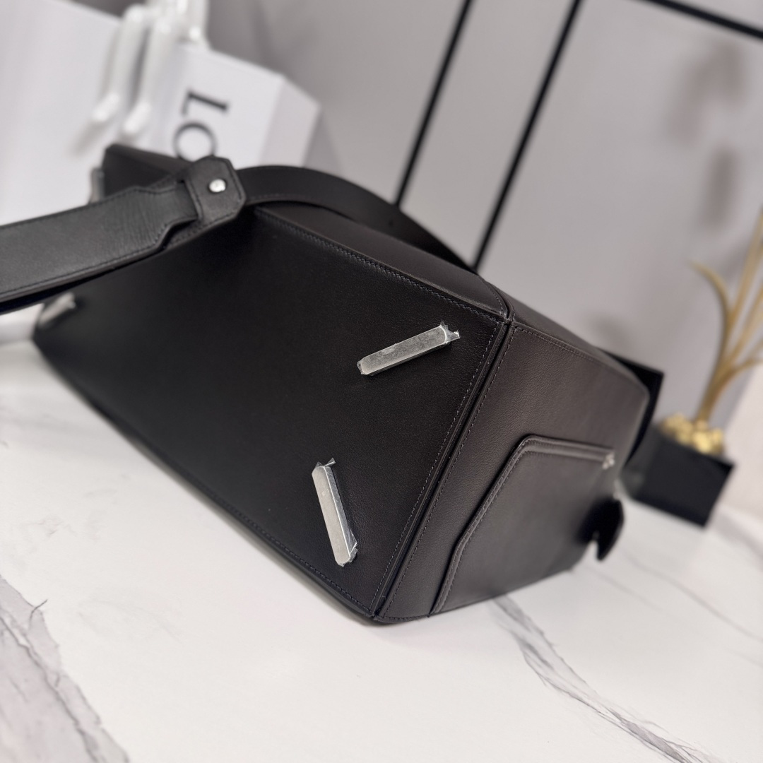 罗家🌟新款 🆕大号亮面牛皮革Panta Puzzle 手袋Puzzle 以别具一格的几何线条勾勒长方体造