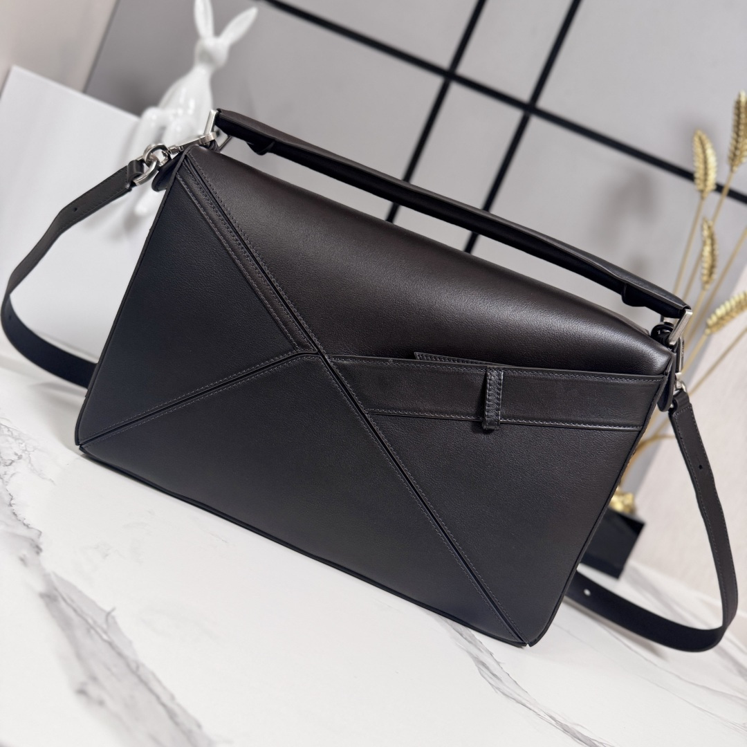 罗家🌟新款 🆕大号亮面牛皮革Panta Puzzle 手袋Puzzle 以别具一格的几何线条勾勒长方体造