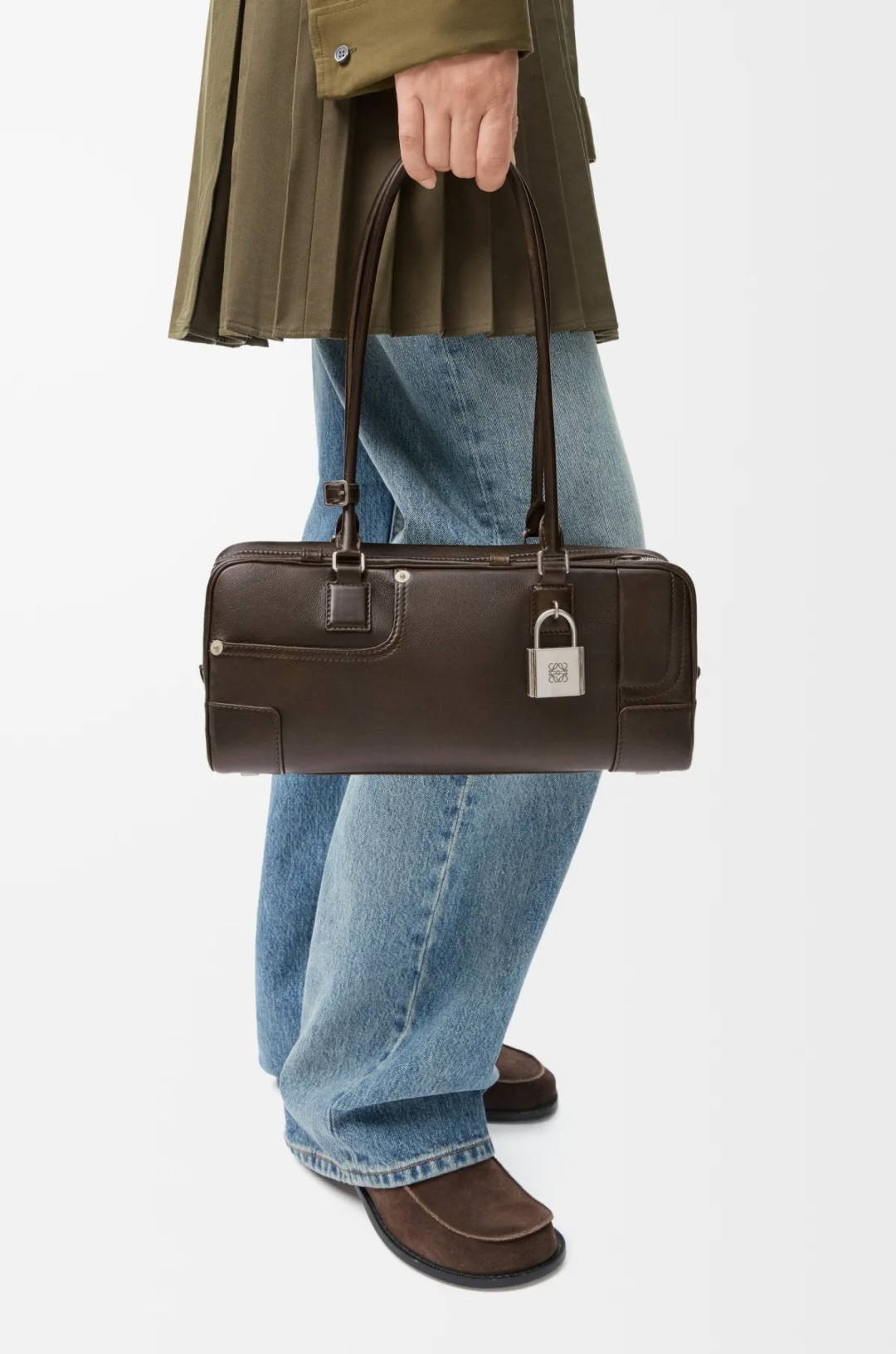 NO:741097,An outfit full of relaxation. The new antique brown upper body is amazing. The new Amazona handbag.19860909松弛感满满的穿搭 新款仿古棕上身太赞了,新款Amazona手袋,Bag