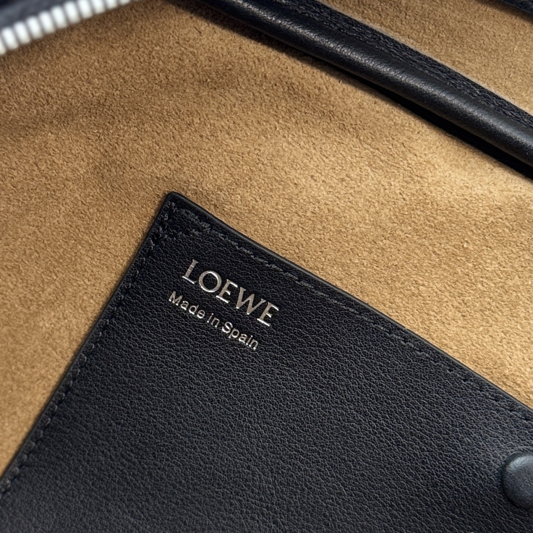 LO℮w℮🌟亮面牛皮革Panta Amazona CroPPed手袋呈现经典廓形，配以标志性挂锁设计。此