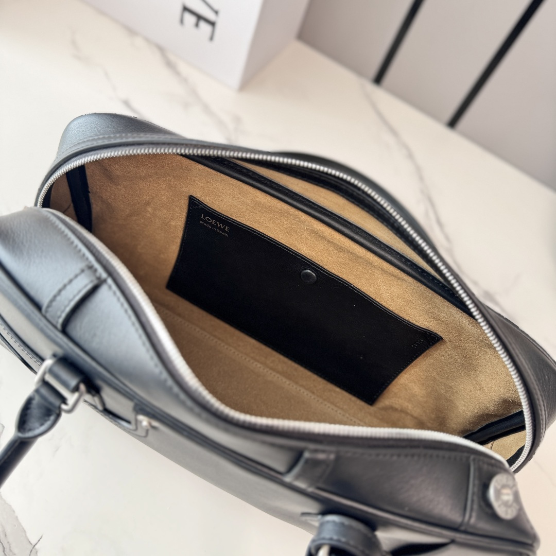 LO℮w℮🌟亮面牛皮革Panta Amazona CroPPed手袋呈现经典廓形，配以标志性挂锁设计。此