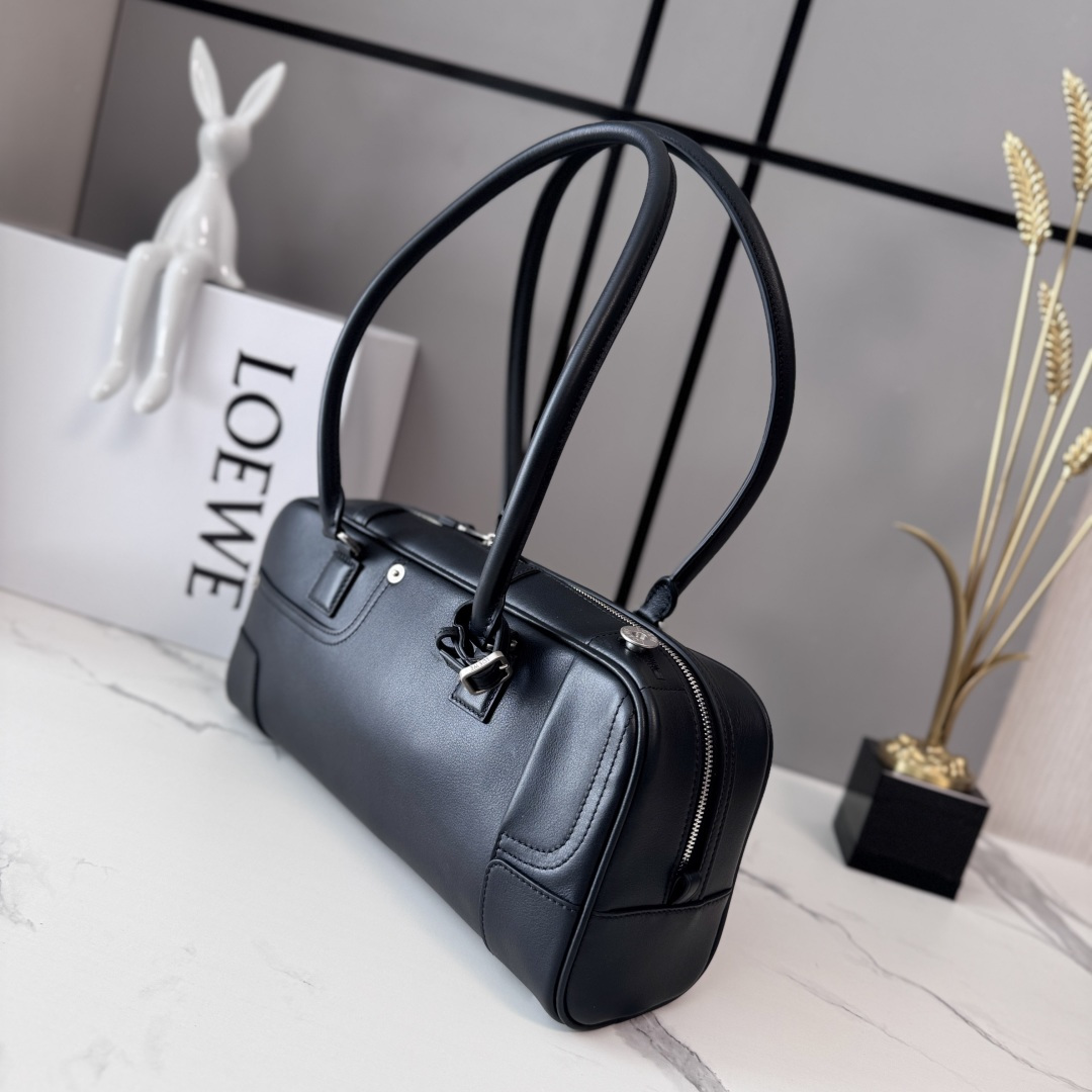 LO℮w℮🌟亮面牛皮革Panta Amazona CroPPed手袋呈现经典廓形，配以标志性挂锁设计。此