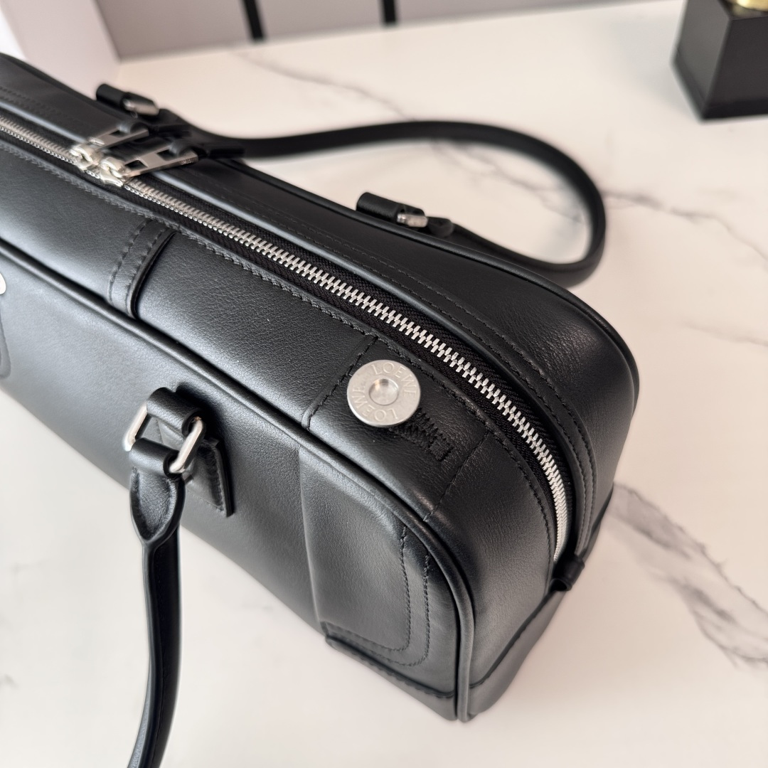 LO℮w℮🌟亮面牛皮革Panta Amazona CroPPed手袋呈现经典廓形，配以标志性挂锁设计。此