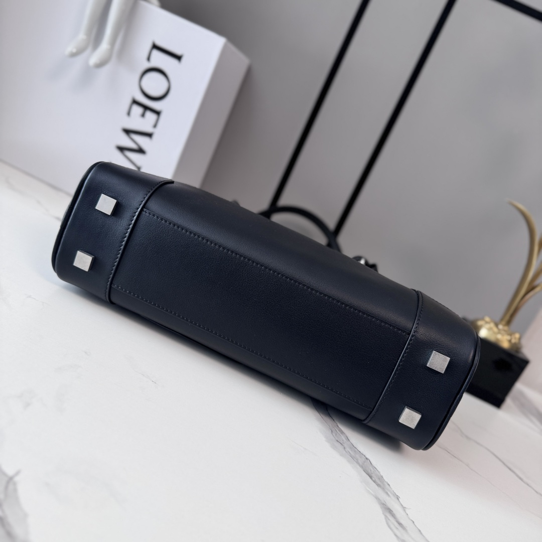 LO℮w℮🌟亮面牛皮革Panta Amazona CroPPed手袋呈现经典廓形，配以标志性挂锁设计。此