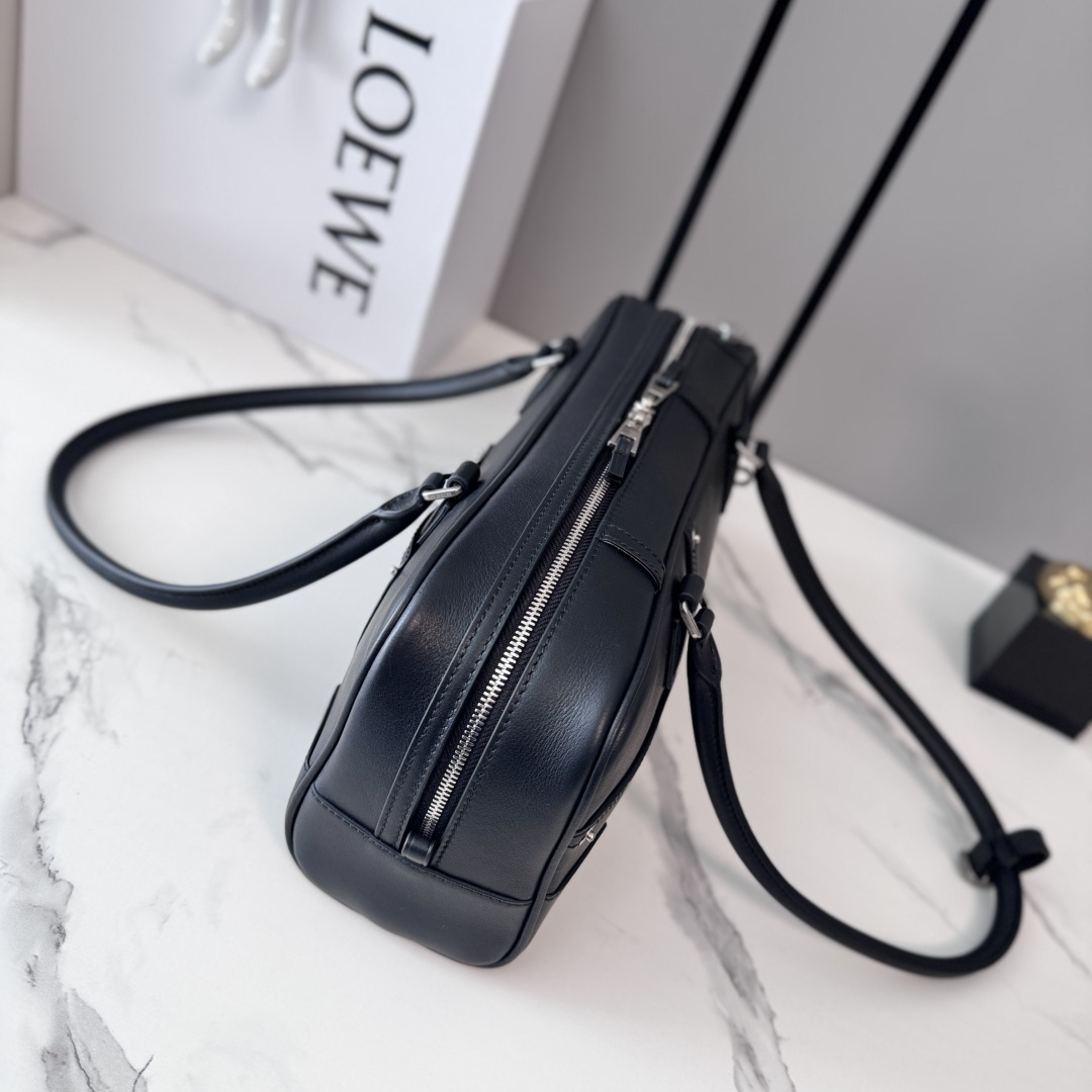 LO℮w℮🌟亮面牛皮革Panta Amazona CroPPed手袋呈现经典廓形，配以标志性挂锁设计。此