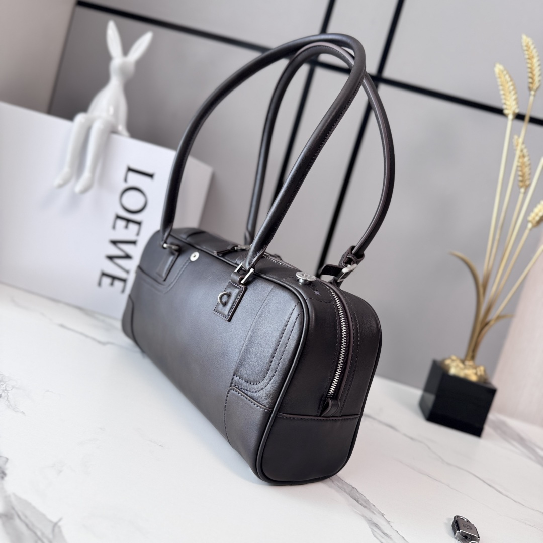 LO℮w℮🌟亮面牛皮革Panta Amazona CroPPed手袋呈现经典廓形，配以标志性挂锁设计。此