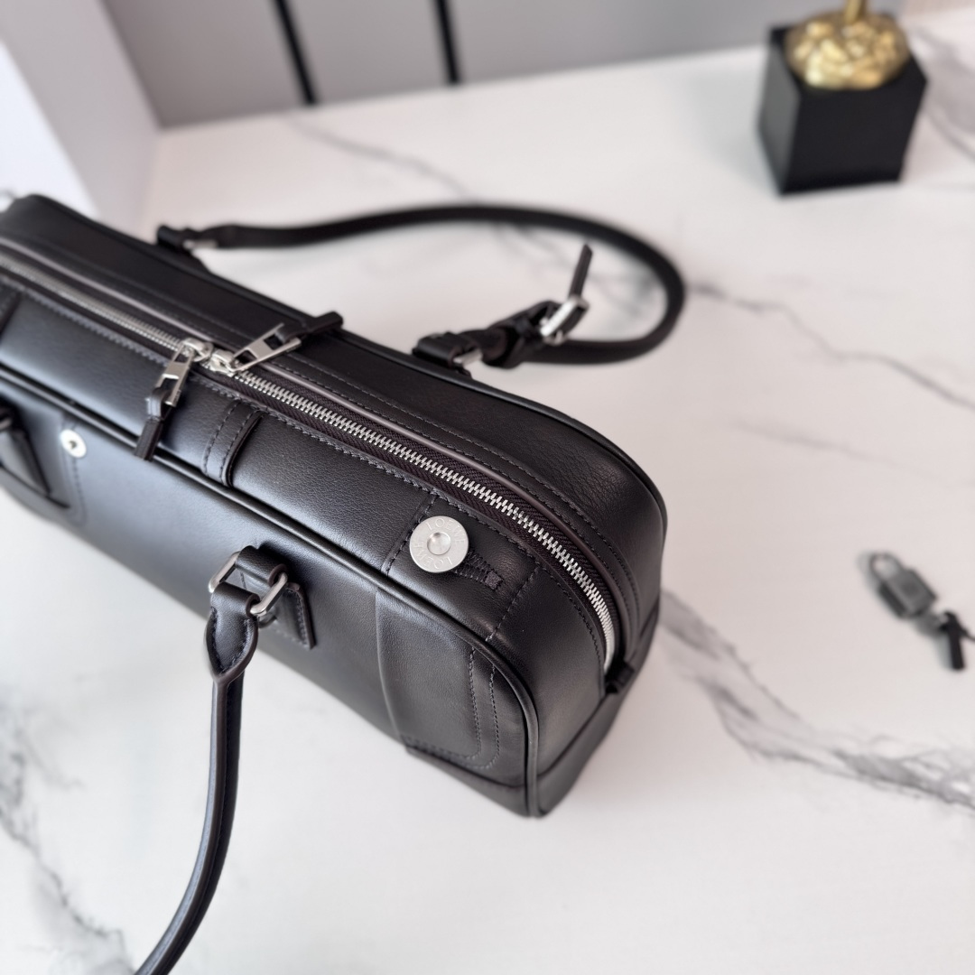 LO℮w℮🌟亮面牛皮革Panta Amazona CroPPed手袋呈现经典廓形，配以标志性挂锁设计。此