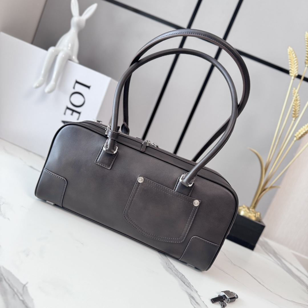 NO:741092,LOw glossy calfskin panta Amazona Cropped bag in a classic silhouette with the signature padlock. This reinterpretation features a slim bowling bag shape with long handles for easy shoulder carry. This version is crafted in glossy calfskin. * Shoulder or hand carry * Articulated handles with handle fastener * Zip closure, cowhide zip puller * One slip pocket * Bottom protected by metal feet * Gold suede lining * Anagram embossing  size:30.5*9*15CM model 062612 (with complete packaging), new Amazona handbag, cowhide19860909LOw亮面牛皮革panta Amazona Cropped手袋呈现经典廓形,配以标志性挂锁设计.此次重新演绎采用修长的保龄球包造型,搭配便于肩背携带的长提手设计.此版本采用亮面牛皮革制成.*肩背或手提*铰接式提手,搭配提手扣件*拉链开合,牛皮革拉链头*一个插袋*包底以金属脚钉保护*金色绒面革衬里*Anagram 压纹 size:30.5*9*15CM 型号062612（配全套包装）,新款Amazona手袋,cowhide,Bag