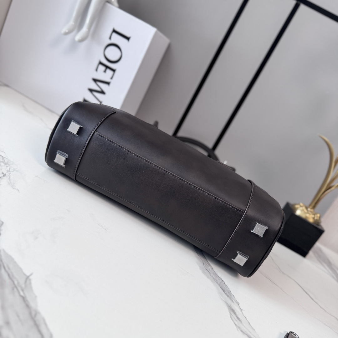 LO℮w℮🌟亮面牛皮革Panta Amazona CroPPed手袋呈现经典廓形，配以标志性挂锁设计。此