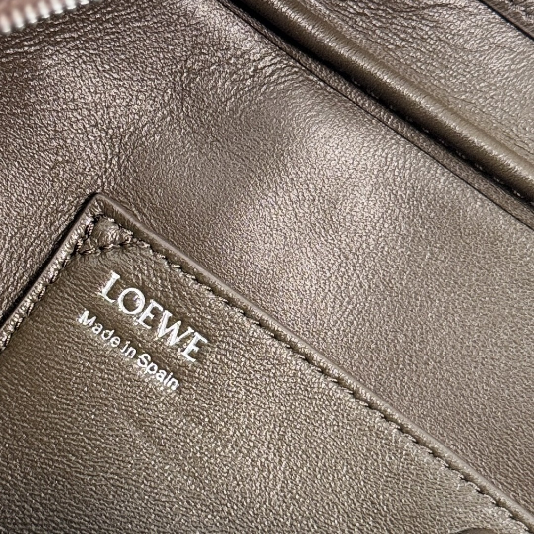 LO℮w℮🌟粒面牛皮革Panta Amazona CroPPed手袋呈现经典廓形，配以标志性挂锁设计。此