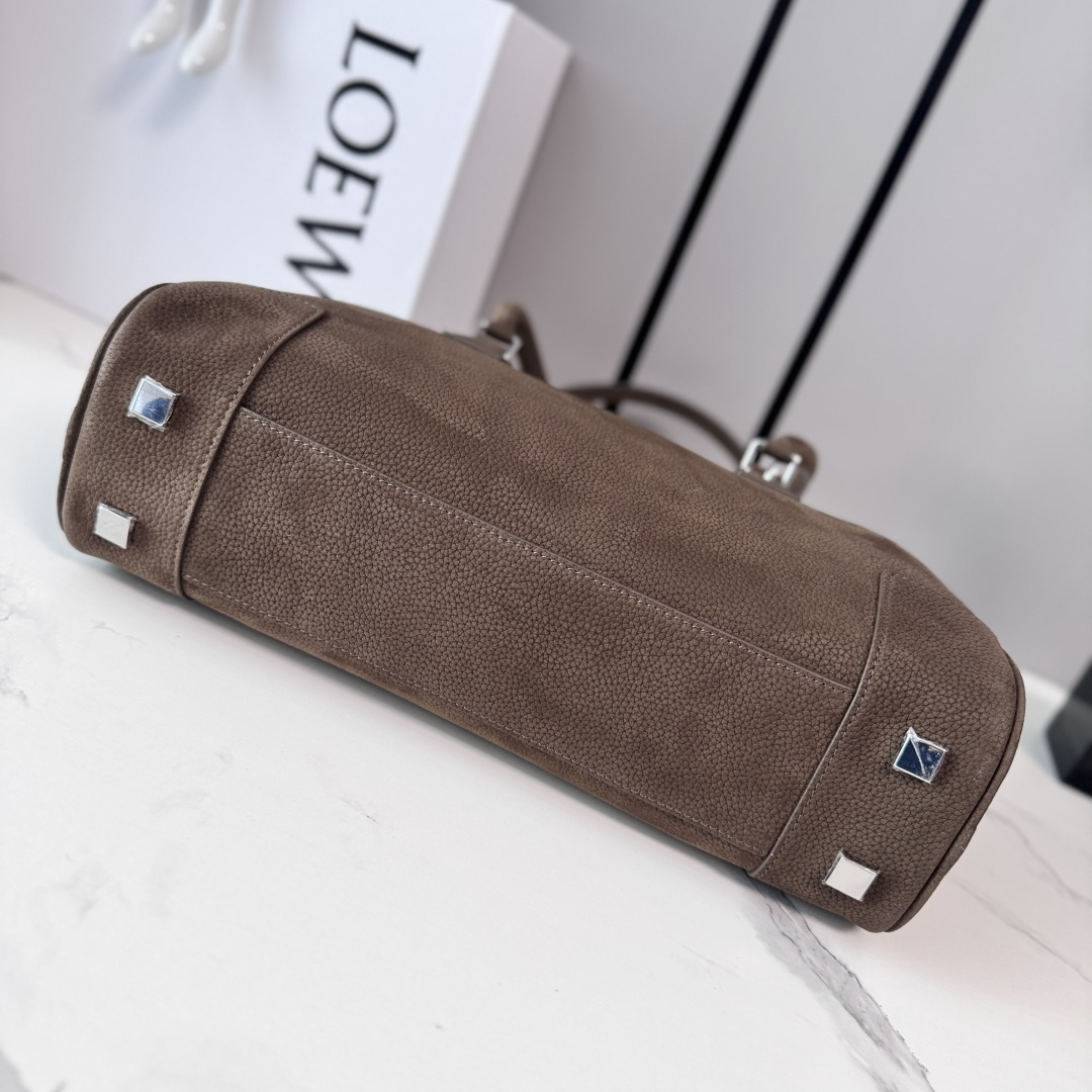 LO℮w℮🌟粒面牛皮革Panta Amazona CroPPed手袋呈现经典廓形，配以标志性挂锁设计。此