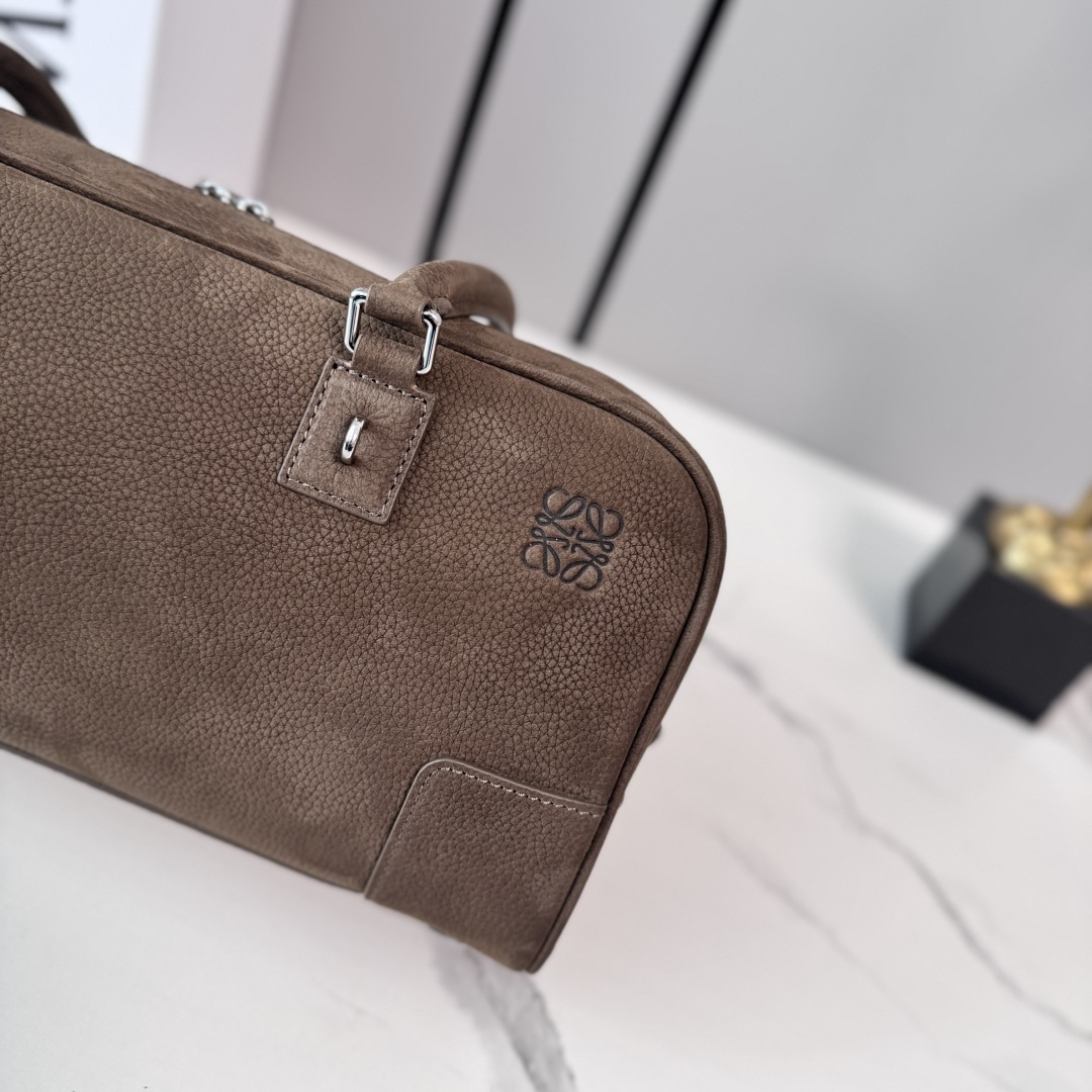 LO℮w℮🌟粒面牛皮革Panta Amazona CroPPed手袋呈现经典廓形，配以标志性挂锁设计。此