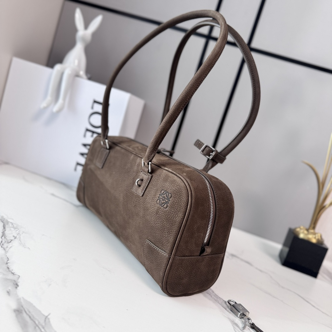 LO℮w℮🌟粒面牛皮革Panta Amazona CroPPed手袋呈现经典廓形，配以标志性挂锁设计。此