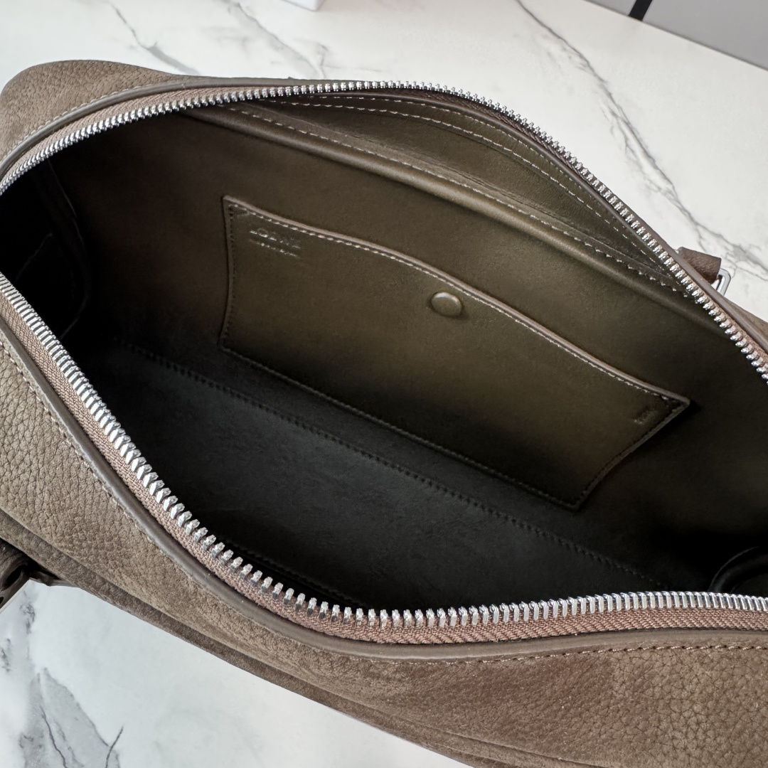 LO℮w℮🌟粒面牛皮革Panta Amazona CroPPed手袋呈现经典廓形，配以标志性挂锁设计。此