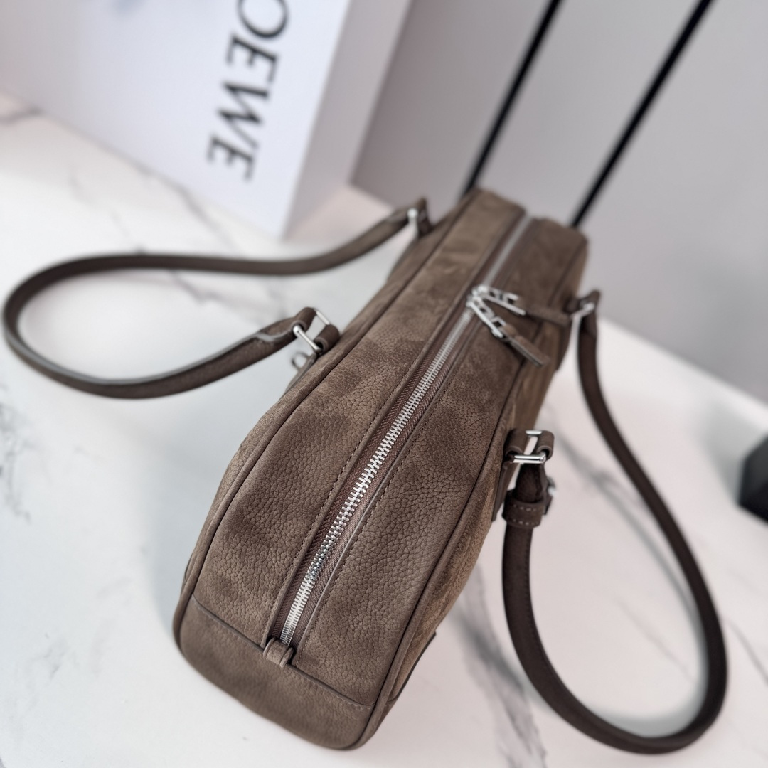 LO℮w℮🌟粒面牛皮革Panta Amazona CroPPed手袋呈现经典廓形，配以标志性挂锁设计。此