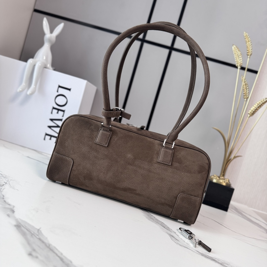 LO℮w℮🌟粒面牛皮革Panta Amazona CroPPed手袋呈现经典廓形，配以标志性挂锁设计。此