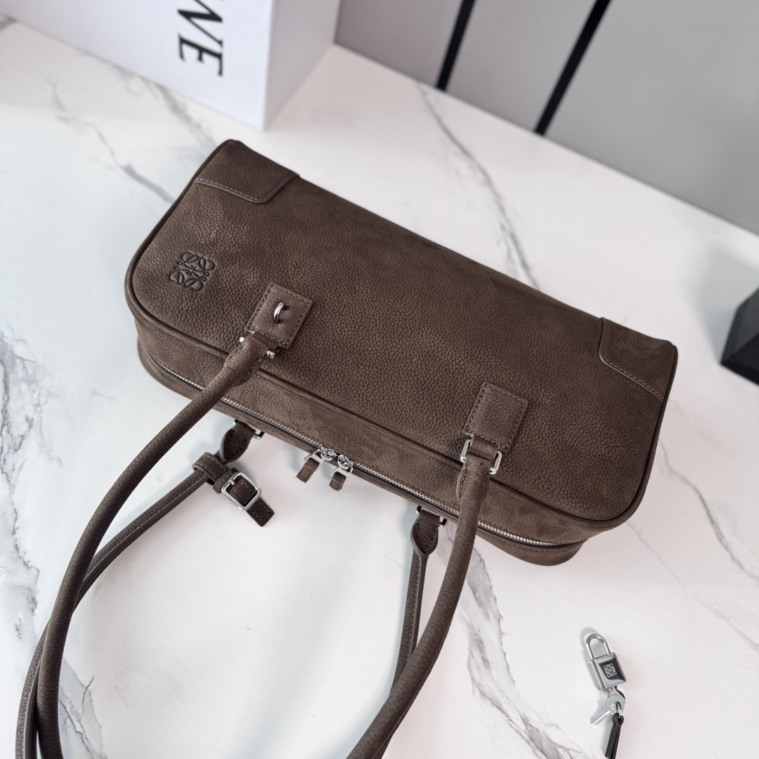 LO℮w℮🌟粒面牛皮革Panta Amazona CroPPed手袋呈现经典廓形，配以标志性挂锁设计。此