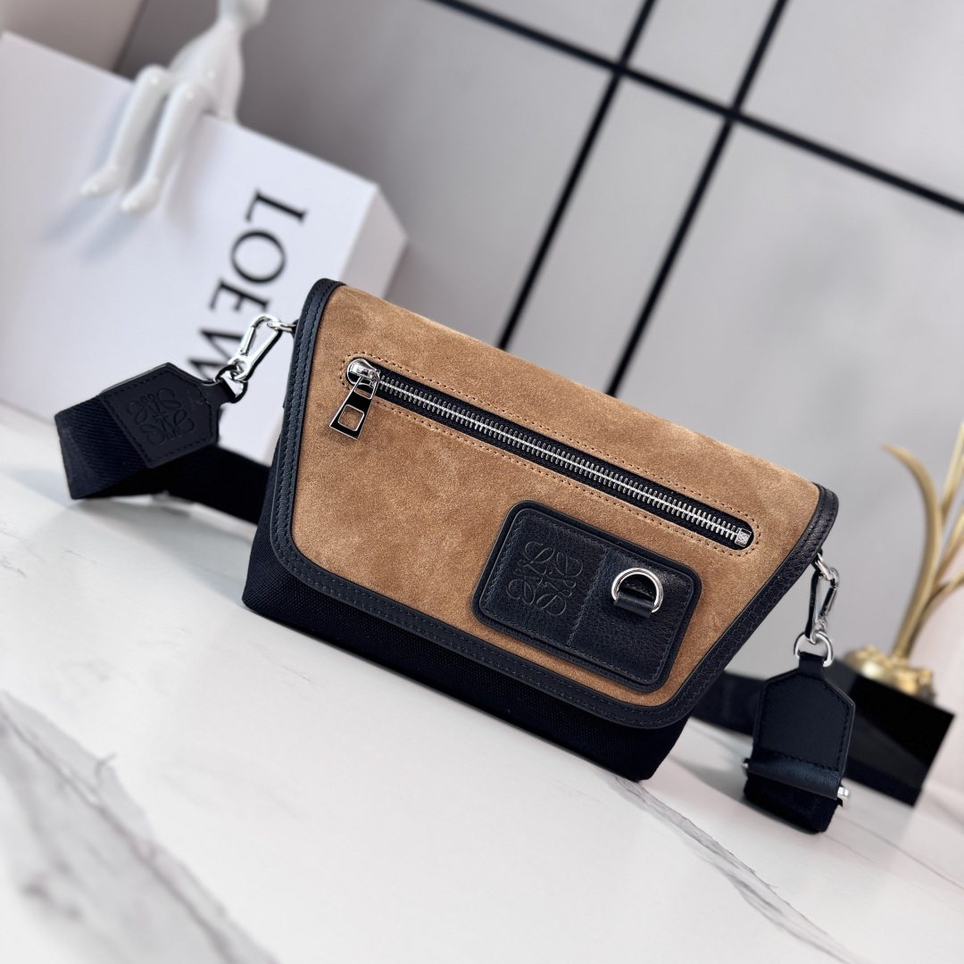 NO:741103,LOw Mini Flex Messenger Bag in Canvas and Suede Featuring a trapezoidal folding flap, wide shoulder straps and refined sporty details. This mini version is made of cotton canvas and suede. Carry on the shoulder or crossbody*Detachable adjustable webbing*Magnetic flap*One zippered front pocket*Nylon lining**Anagram embossed. Comes with D-ring. Size: 19*14*5CM  Model 652526 (with complete packaging), men’s      lucky bag messenger bag19860909LOw迷你帆布和绒面革Flex邮差包 采用梯形折叠翻盖,搭配宽肩带,饰有精致的运动风格细节.此迷你版本采用棉质帆布和绒面革制成.肩背或斜挎*拆卸调节织带*磁扣翻盖*一个拉链前袋*尼龙衬里**Anagram 压纹.配有D形环. size:19*14*5CM 型号652526（配全套包装）,男士   ,Bag