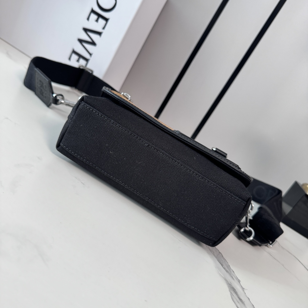 LO℮w℮🌟迷你帆布和绒面革Flex邮差包 采用梯形折叠翻盖，搭配宽肩带，饰有精致的运动风格细节。此迷你