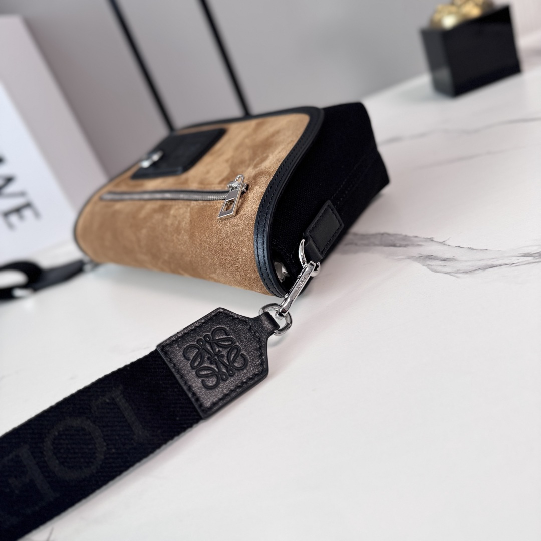 LO℮w℮🌟迷你帆布和绒面革Flex邮差包 采用梯形折叠翻盖，搭配宽肩带，饰有精致的运动风格细节。此迷你