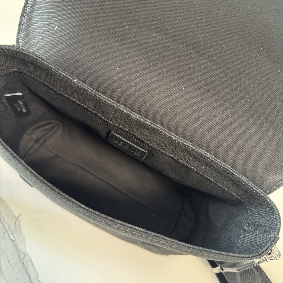 LO℮w℮🌟迷你帆布和绒面革Flex邮差包 采用梯形折叠翻盖，搭配宽肩带，饰有精致的运动风格细节。此迷你