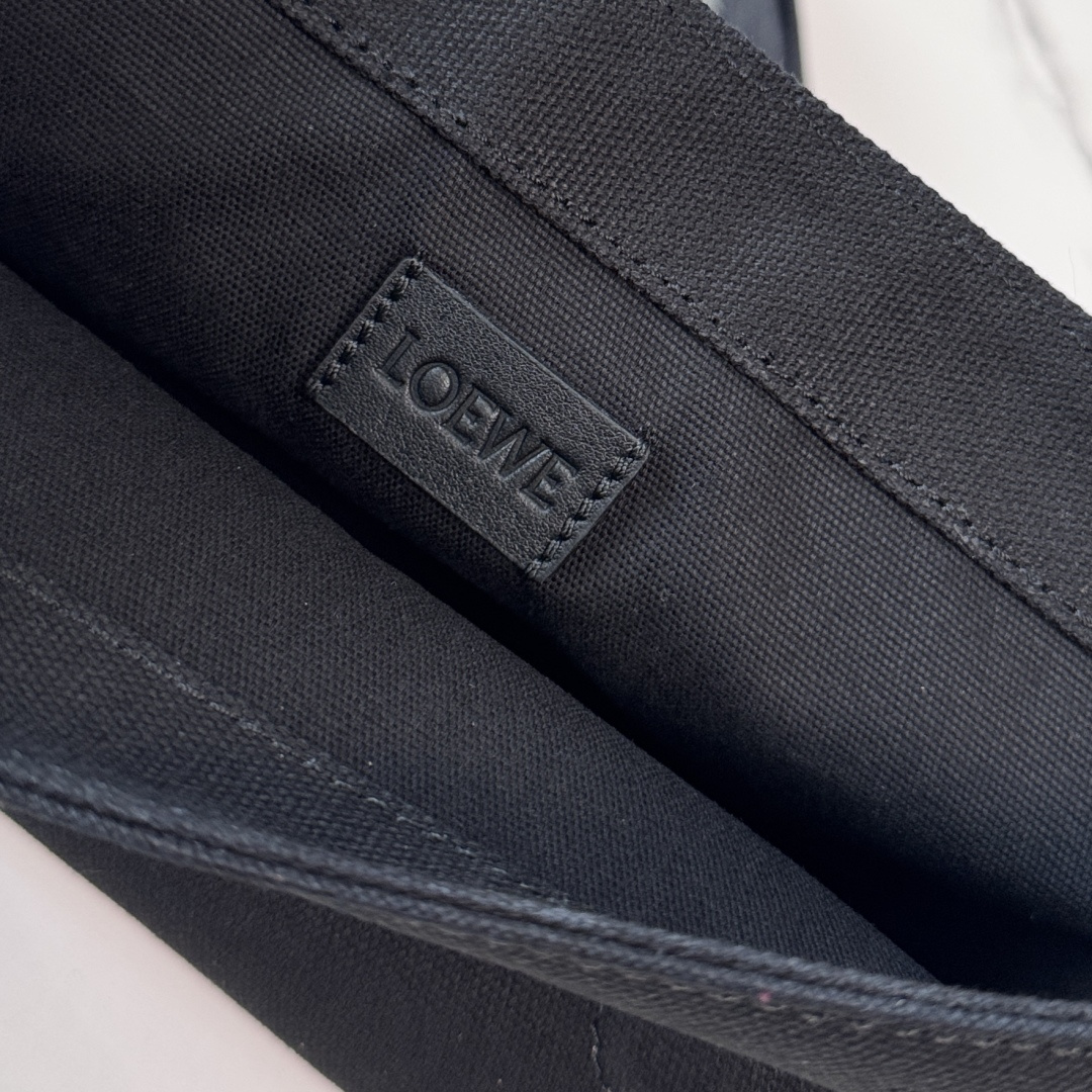 LO℮w℮🌟迷你帆布和绒面革Flex邮差包 采用梯形折叠翻盖，搭配宽肩带，饰有精致的运动风格细节。此迷你