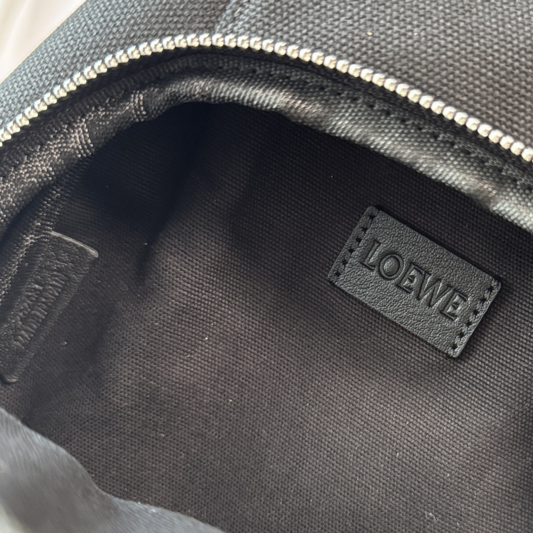 LO℮w℮🌟帆布和绒面革Flex Sling手袋是一款多功能包款，采用实用的日常尺寸，并搭配精致的运动风