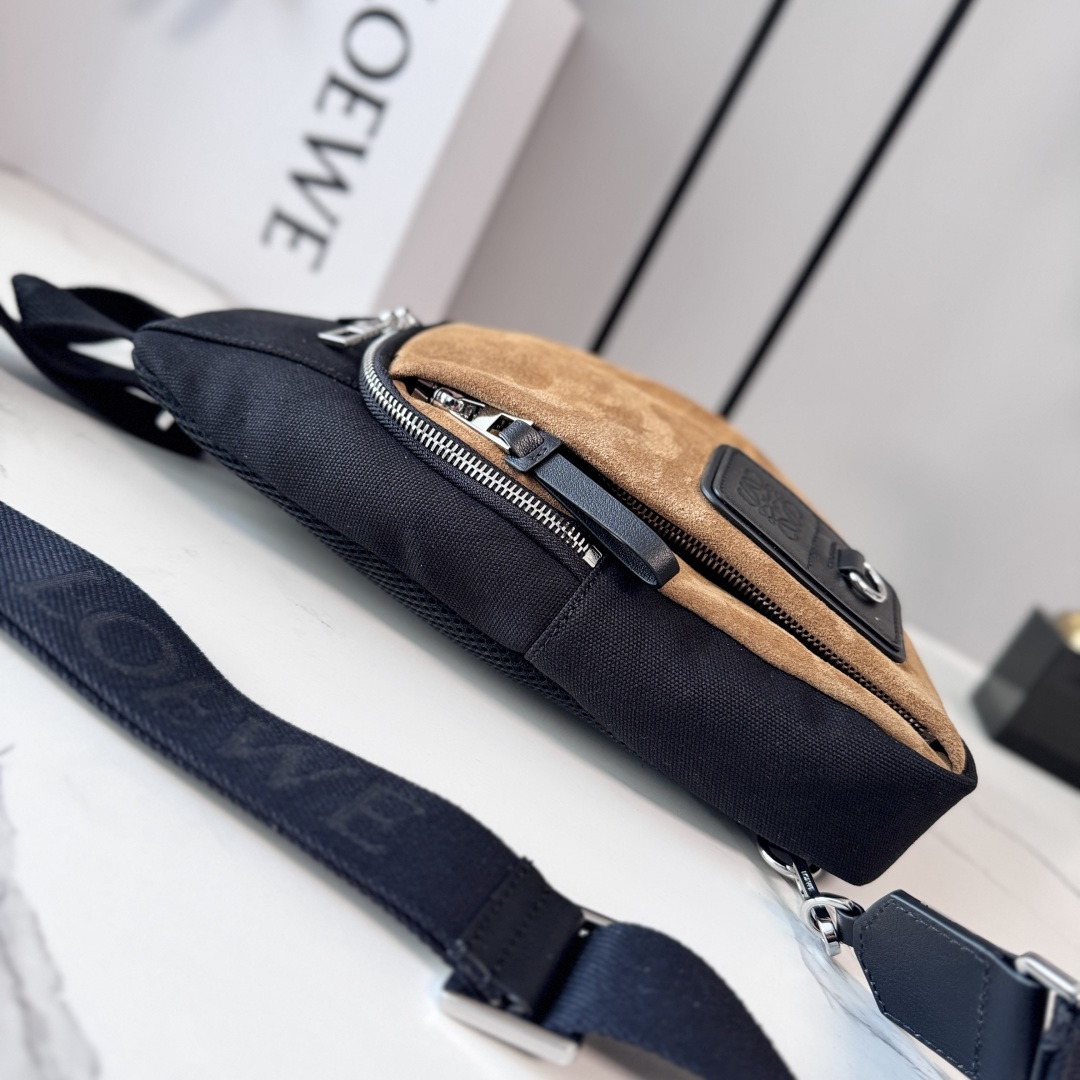 LO℮w℮🌟帆布和绒面革Flex Sling手袋是一款多功能包款，采用实用的日常尺寸，并搭配精致的运动风