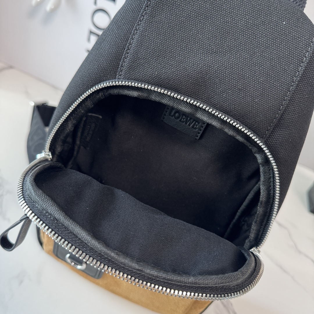 LO℮w℮🌟帆布和绒面革Flex Sling手袋是一款多功能包款，采用实用的日常尺寸，并搭配精致的运动风