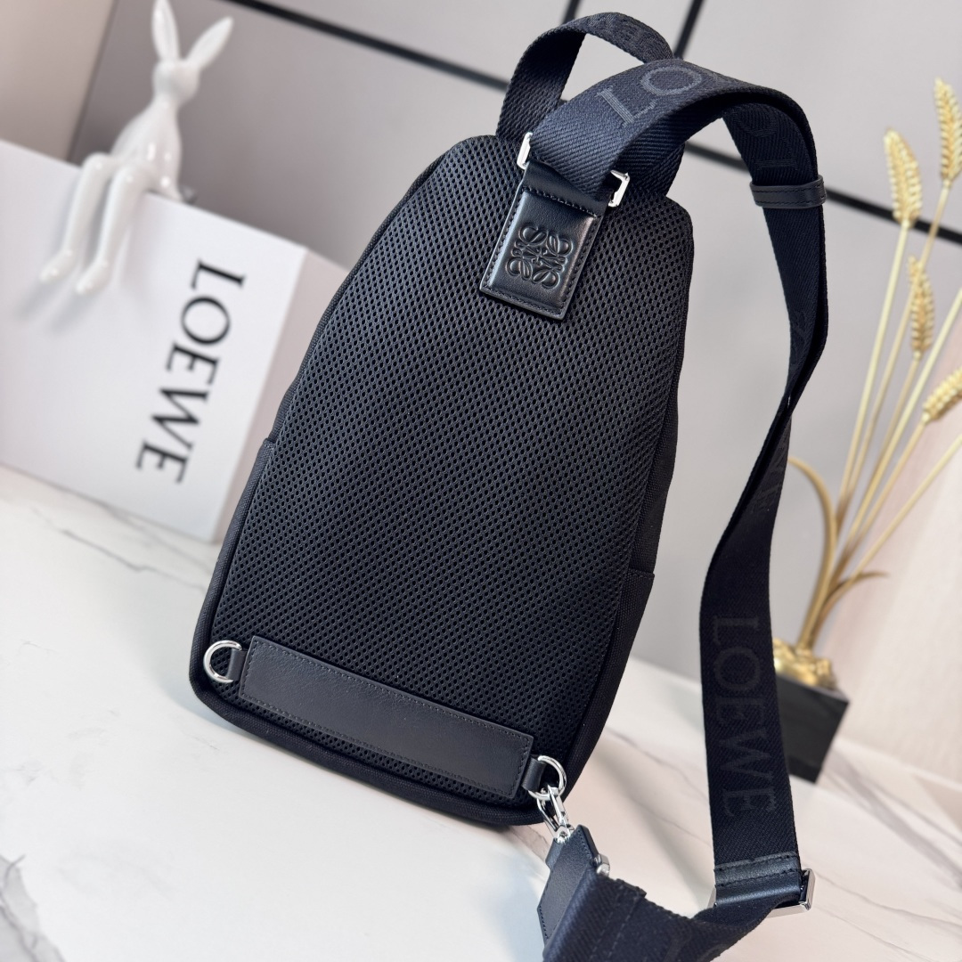 LO℮w℮🌟帆布和绒面革Flex Sling手袋是一款多功能包款，采用实用的日常尺寸，并搭配精致的运动风